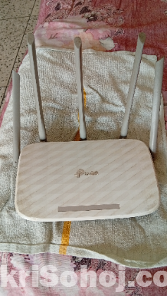 একটি Pta-link রাউটার ও একটি সেটআপ বক্স।